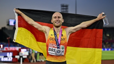 Mit Fahne und Medaille: Florian Bremm in Birmingham. (Foto: Jan Papenfuß)