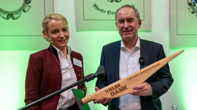 Für die Unterstützer des Projekts wurde eine limitierte Auflage kleiner Dankes-Windradflügel gefertigt, das Premieren-Exemplar überreichte Katrin Held an Hubert Aiwanger. (Foto: Mirko Fryska)