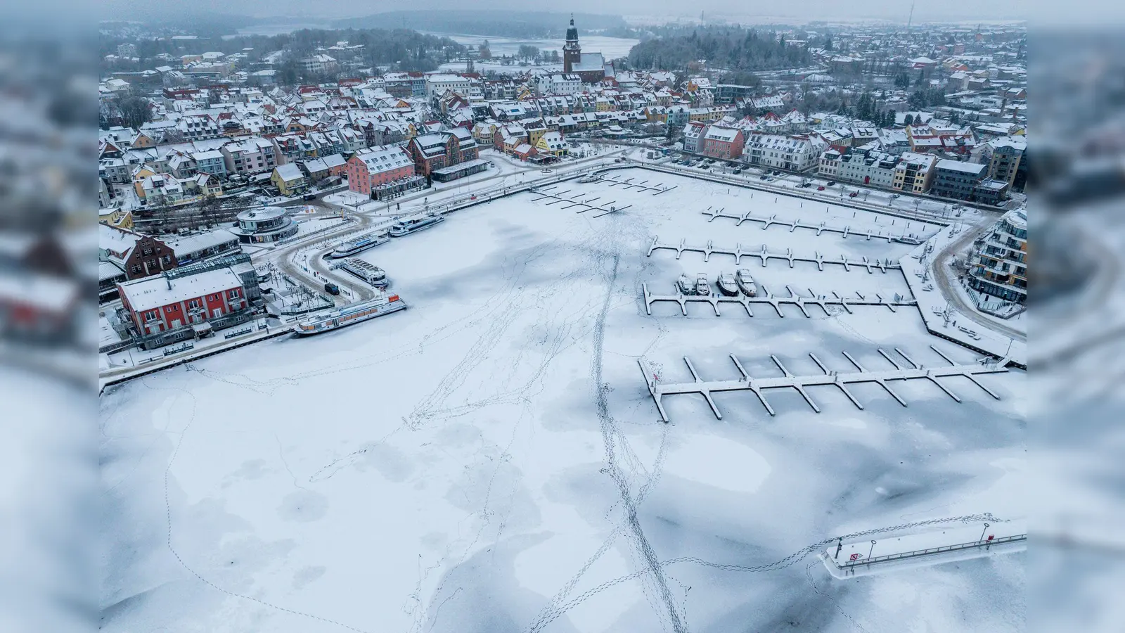 Eis bedeckt derzeit Seen der Mecklenburgischen Seenplatte - auch die Müritz. (Foto: Jens Büttner/dpa)