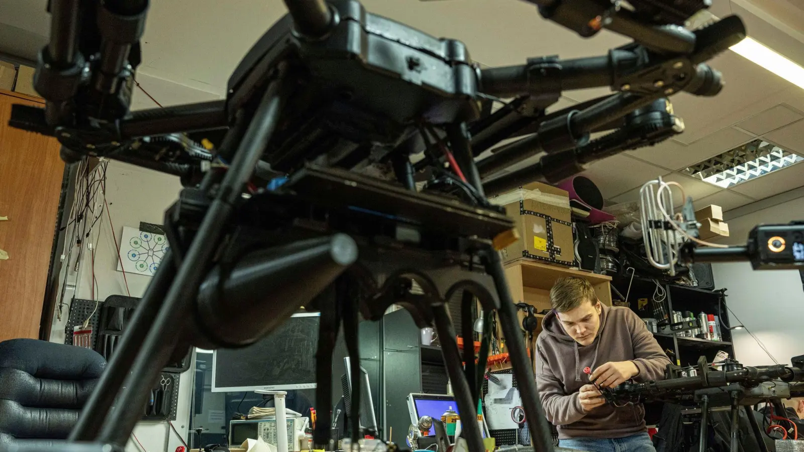 Die Ukraine hat mit Drohnen Militärflughäfen in fünf russischen Regionen angegriffen. (Archivbild) (Foto: Evgeniy Maloletka/AP/dpa)