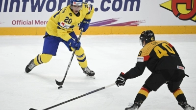 Alexander Ehl (r) aus Deutschland gegen Andre Petersson aus Schweden im ersten Vorrundenspiel. (Foto: Antti Aimo-Koivisto/Lehtikuva/dpa)