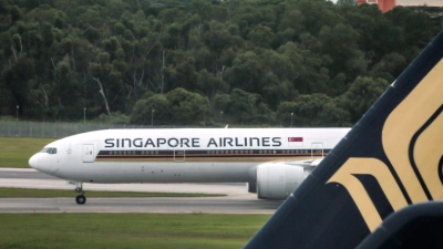 Eine Boeing 777 von Singapore Airlines auf dem Flughafen von Singapur (Archivbild). (Foto: Wallace Woon/dpa)