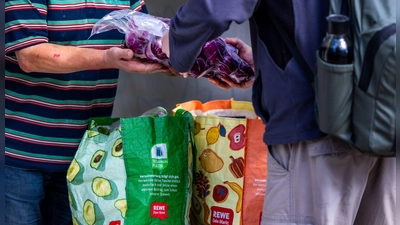 Aktuell suchen nach Angaben der Organisation etwa 1,5 Millionen Menschen regelmäßig die Tafeln auf. (Archivbild) (Foto: Jens Büttner/dpa)