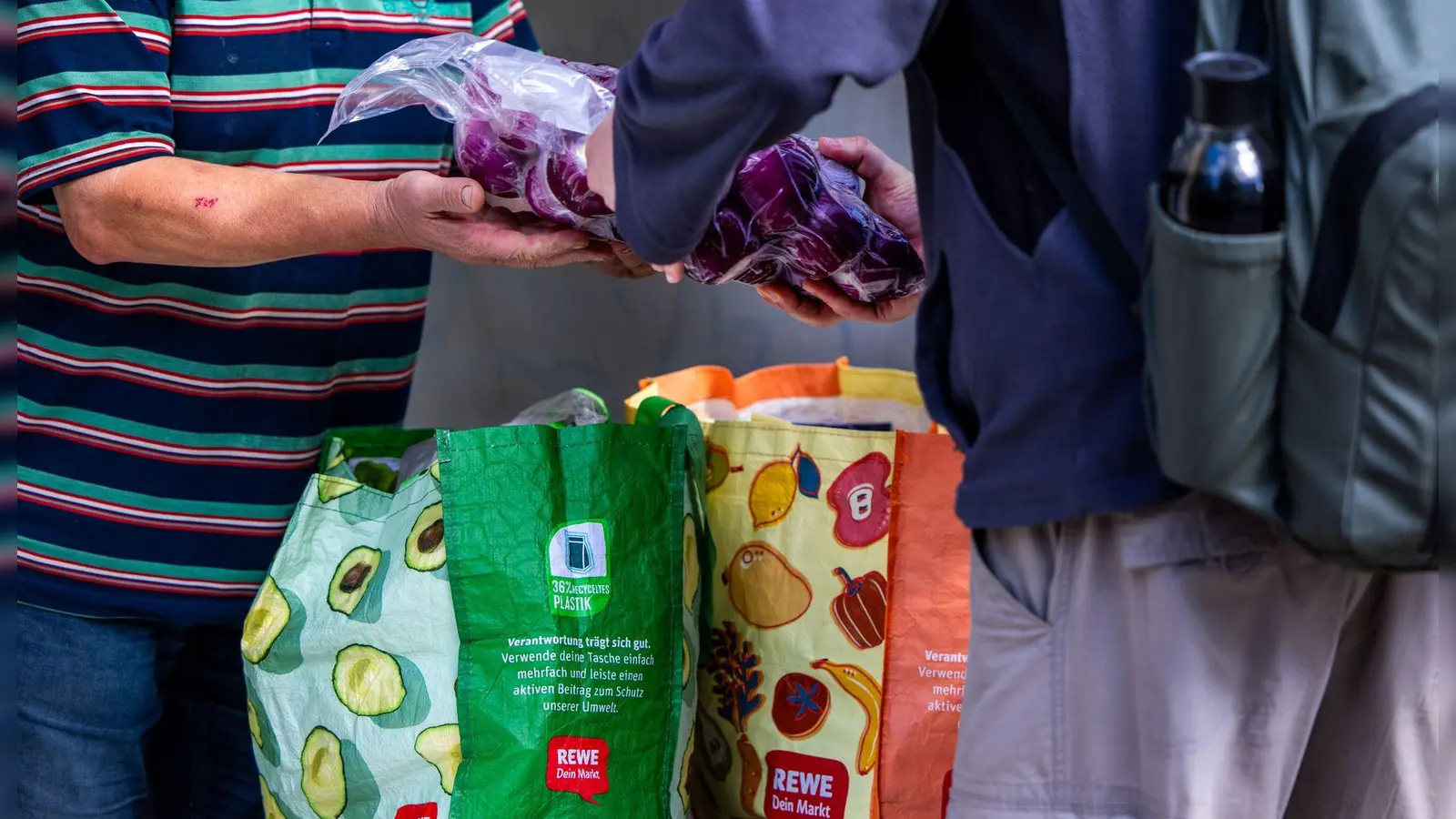 Aktuell suchen nach Angaben der Organisation etwa 1,5 Millionen Menschen regelmäßig die Tafeln auf. (Archivbild) (Foto: Jens Büttner/dpa)