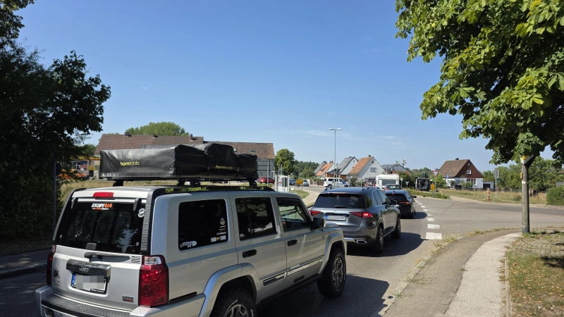 Die Binninger Kreuzung in Wilburgstetten ist der Knotenpunkt bei der Anreise der Metal-Fans. Unser Foto entstand in der Weiltinger Straße.  (Foto: Markus Weinzierl)