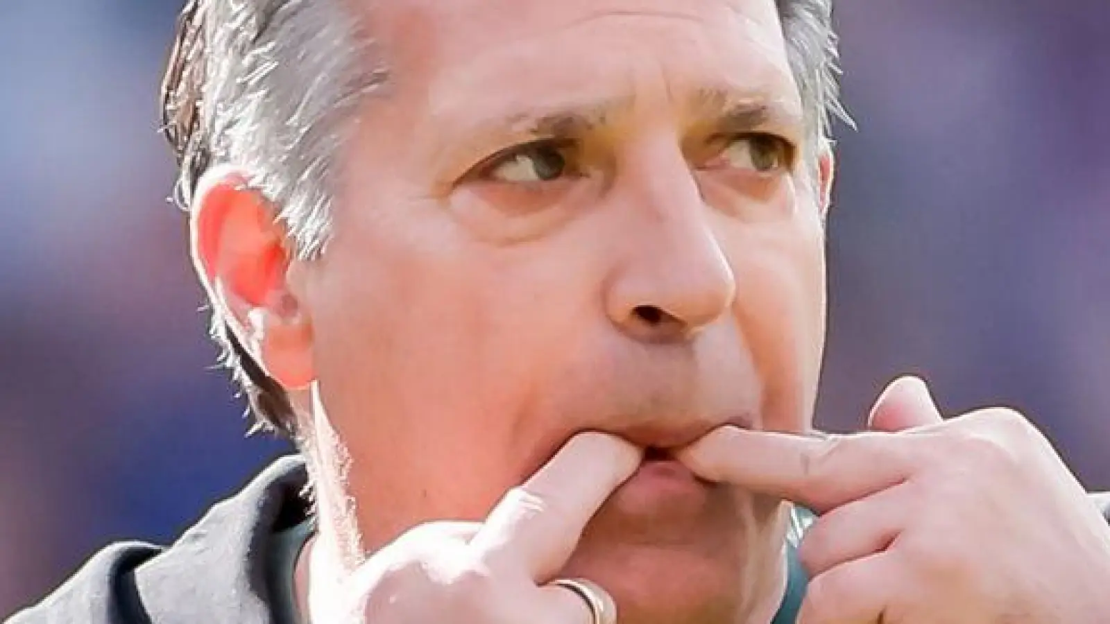 Der neue Preußen-Trainer Alois Schwartz bei seinem Pflichtspieldebüt in Kiel. (Foto: Philipp Szyza/dpa)