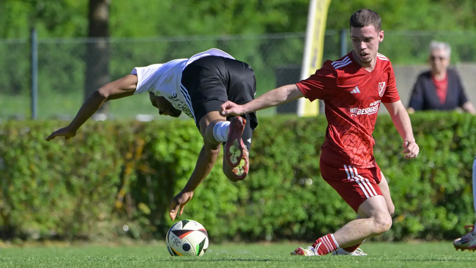 Den TSV Buch (links Mohamed Mbouup) konnte der TSC Neuendettelsau (rechts Moritz Ortner) kürzlich nicht zu Fall bringen und verlor 0:1. In Feucht soll es besser laufen. (Foto: Martin Rügner)