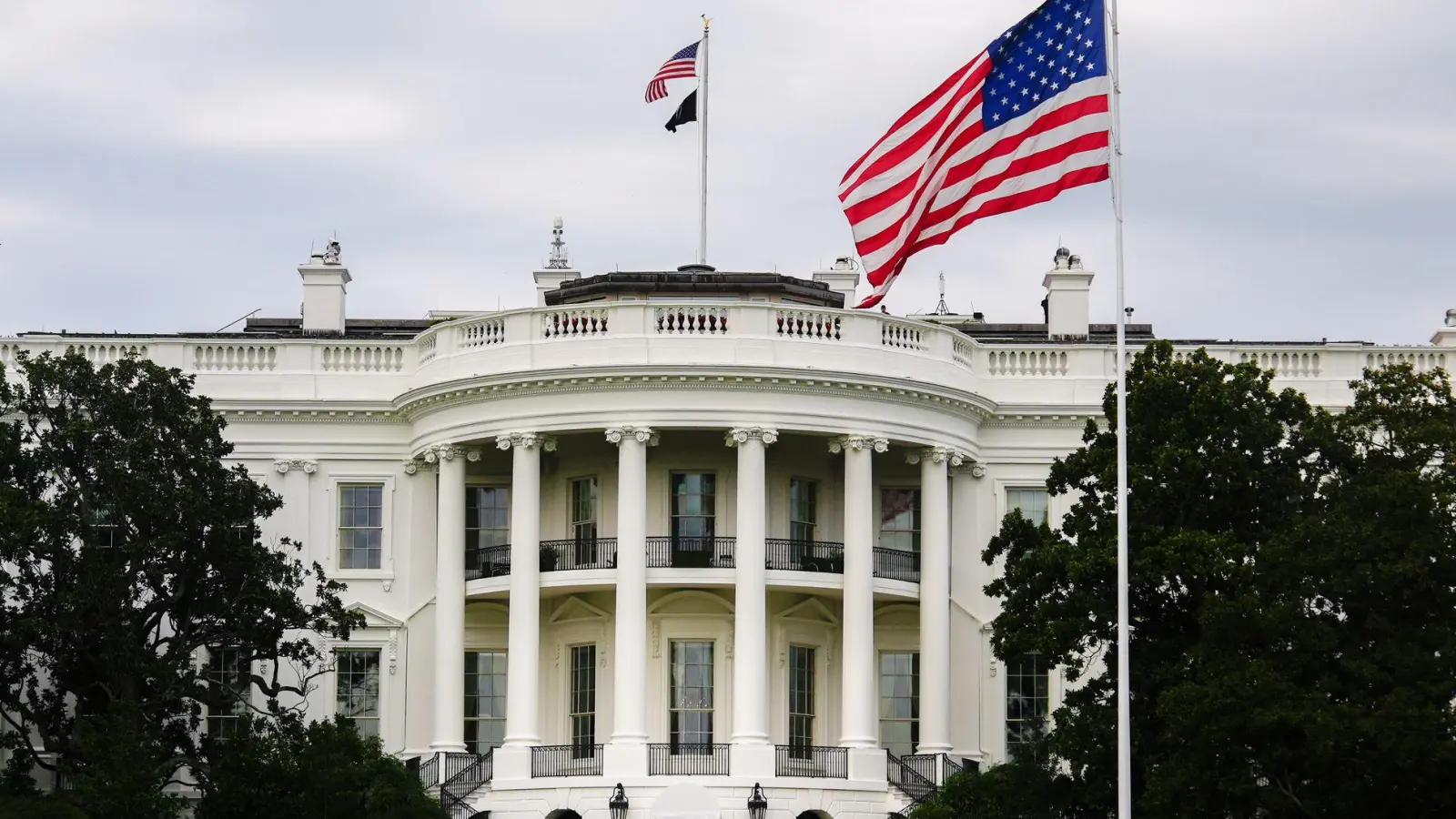 US-Regierungskreisen zufolge soll für EU-Importe in die Vereinigten Staaten ein Zoll von zehn Prozent gelten. (Archivfoto) (Foto: Julia Demaree Nikhinson/AP/dpa)