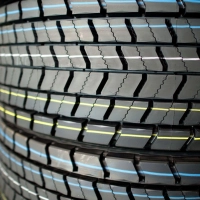 Das Kartellamt wirft drei Unternehmen vor, die Preisbildung beim Vertrieb von Reifen der Marken Maxxis und CST auf dem deutschen Reifengroßhandelsmarkt eingeschränkt zu haben. (Symbolbild)  (Foto: Julian Stratenschulte/dpa)