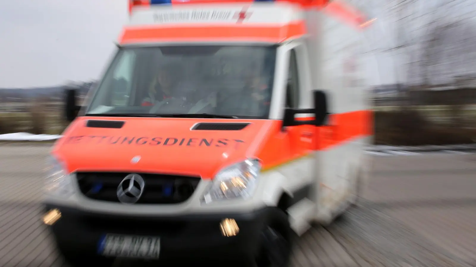 Der Rettungsdienst fuhr die Verletzte in ein Krankenhaus. (Symbolbild) (Foto: Stephan Jansen/dpa)