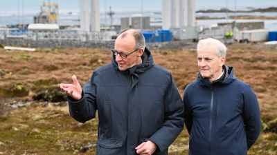 Der Kanzler, der norwegische Ministerpräsident und im Hintergrund Deutschlands Tor zum Weltraum. Von hier werden die deutschen „Spectrum“-Raketen gestartet. (Foto: Soeren Stache/dpa)