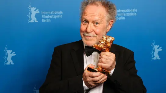 Nicolas Philibert, Regisseur, erhielt bei der Berlinale den Goldenen Bären für den besten Film. (Foto: Jörg Carstensen/dpa-Pool/dpa)