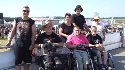 Haben gemeinsam Spaß (von links): Florian Fritz, Daniel Bauer, Eleonore Lechler, Daniel Starz, Timo Menge, Oliver This und Anna Salzer. (Foto: Jasmin Kiendl )