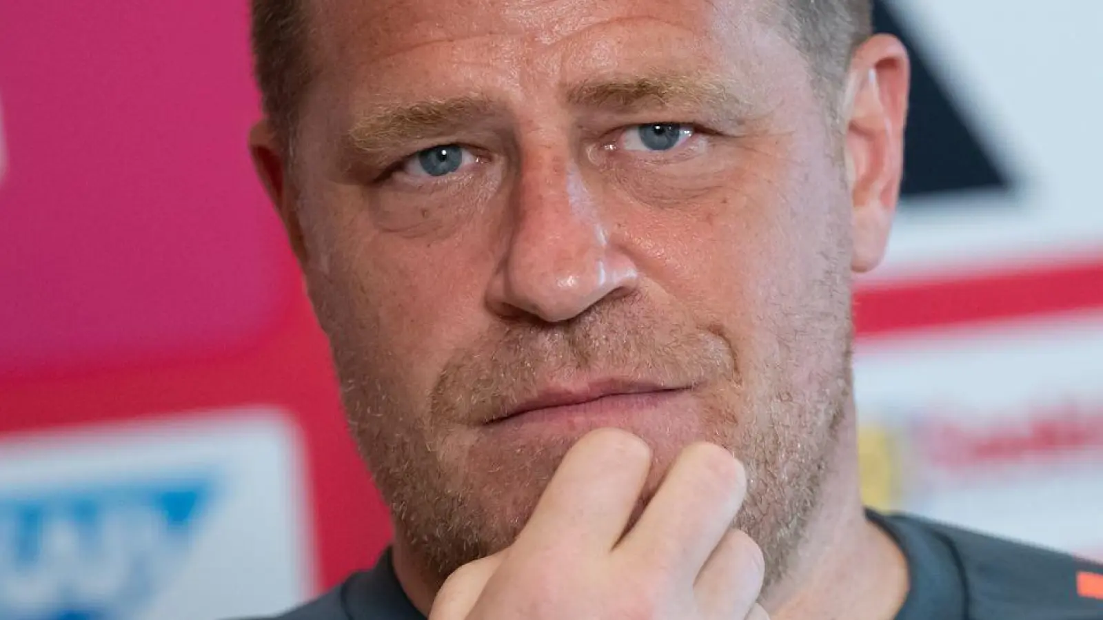 Sportvorstand Max Eberl äußert sich im Teamhotel des FC Bayern in Orlando zu Leroy Sané. (Foto: Sven Hoppe/dpa)