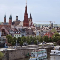 Ein Mann hat ein kleines Mädchen gerettet, das in Würzburg in den Main gefallen war. (Symbolbild) (Foto: Karl-Josef Hildenbrand/dpa)