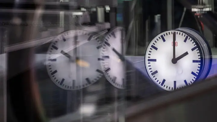 Eine Uhr auf einem Gleis im Berliner Hauptbahnhof: Gibt es immer weniger Zeigeruhren? Und: Können junge Leute die überhaupt noch lesen? (Foto: Paul Zinken/dpa)