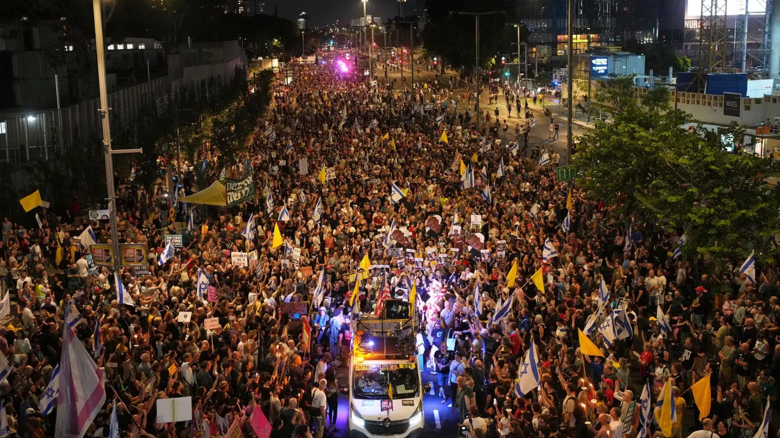 In Israel kommt es wegen der beschlossenen Ausweitung des Gaza-Krieges zu Massenprotesten.  (Foto: Ohad Zwigenberg/AP/dpa)