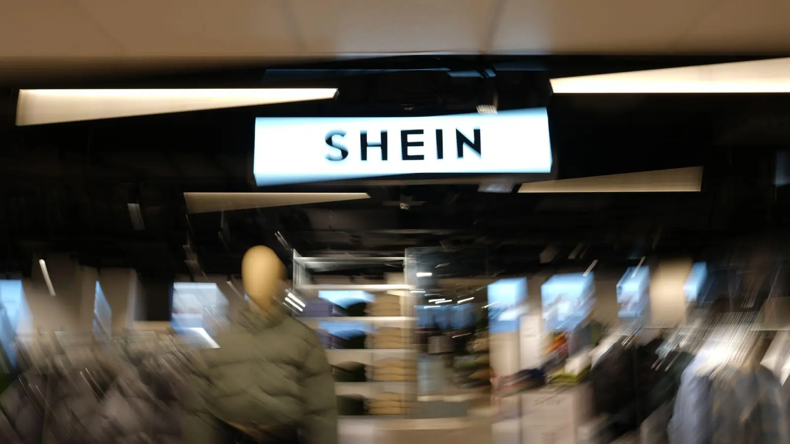 Für wenige Euro kann man bei Shein Kleidung shoppen. Die Umweltorganisation Greenpeace sieht jedoch Gefahren.  (Foto: Aurelien Morissard/AP/dpa)