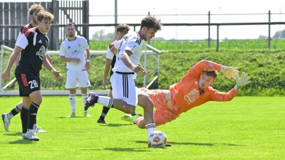 Der Ansbacher Üveys Ayan (am Ball) war gegen Großschwarzenlohe (rechts Torwart Luca Thöle) unter den Torschützen. (Foto: Martin Rügner)