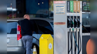 Spaniens Regierung will den Anstieg der Benzin- und Dieselpreise an den Zapfsäulen durch eine Senkung der Mehrwertsteuer bremsen. (Archivbild) (Foto: Alberto Ortega/EUROPA PRESS/dpa)