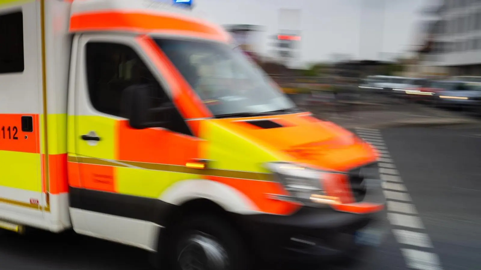 Die Rettungskräfte versorgten den Verletzten und brachten ihn dann in ein Klinikum. (Symbolbild) (Foto: Nicolas Armer/dpa)