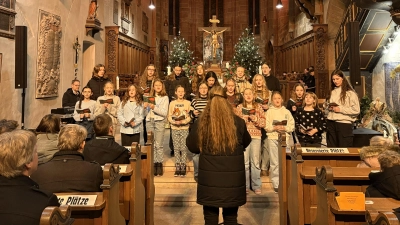 Mit einem musikalisch abwechslungsreichen Programm beeindruckten die Schülerinnen und Schüler des Gymnasiums Feuchtwangen in der Stiftskirche. (Foto: Karin Hitz)