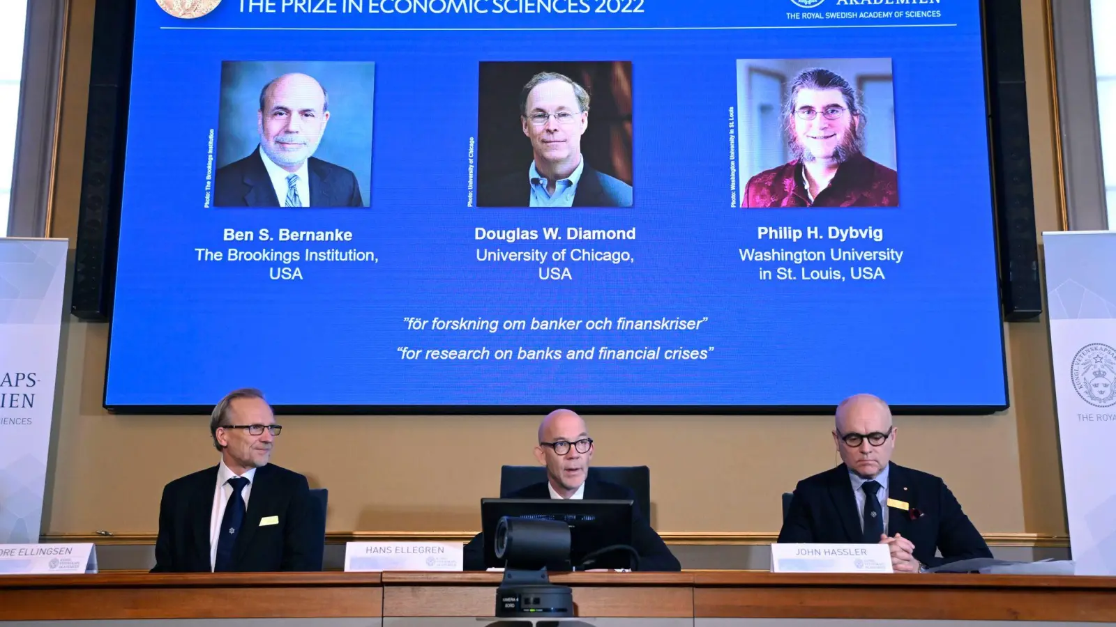 Der Nobelpreis für Wirtschaftswissenschaften geht in diesem Jahr an die drei US-Ökonomen Ben Bernanke (Monitor,l-r), Douglas Diamond und Philip Dybvig. (Foto: Anders Wiklund/TT News Agency/AP/dpa)