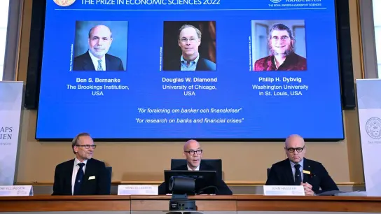 Der Nobelpreis für Wirtschaftswissenschaften geht in diesem Jahr an die drei US-Ökonomen Ben Bernanke (Monitor,l-r), Douglas Diamond und Philip Dybvig. (Foto: Anders Wiklund/TT News Agency/AP/dpa)