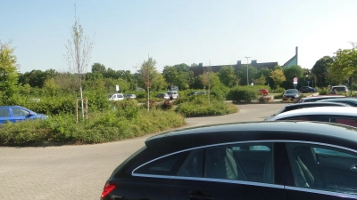 Der Aquella-Parkplatz bietet unter der Woche reichlich Gratis-Parkraum, doch wenn die SpVgg ein Heimspiel hat, wird's regelmäßig eng. (Foto: Winfried Vennemann)