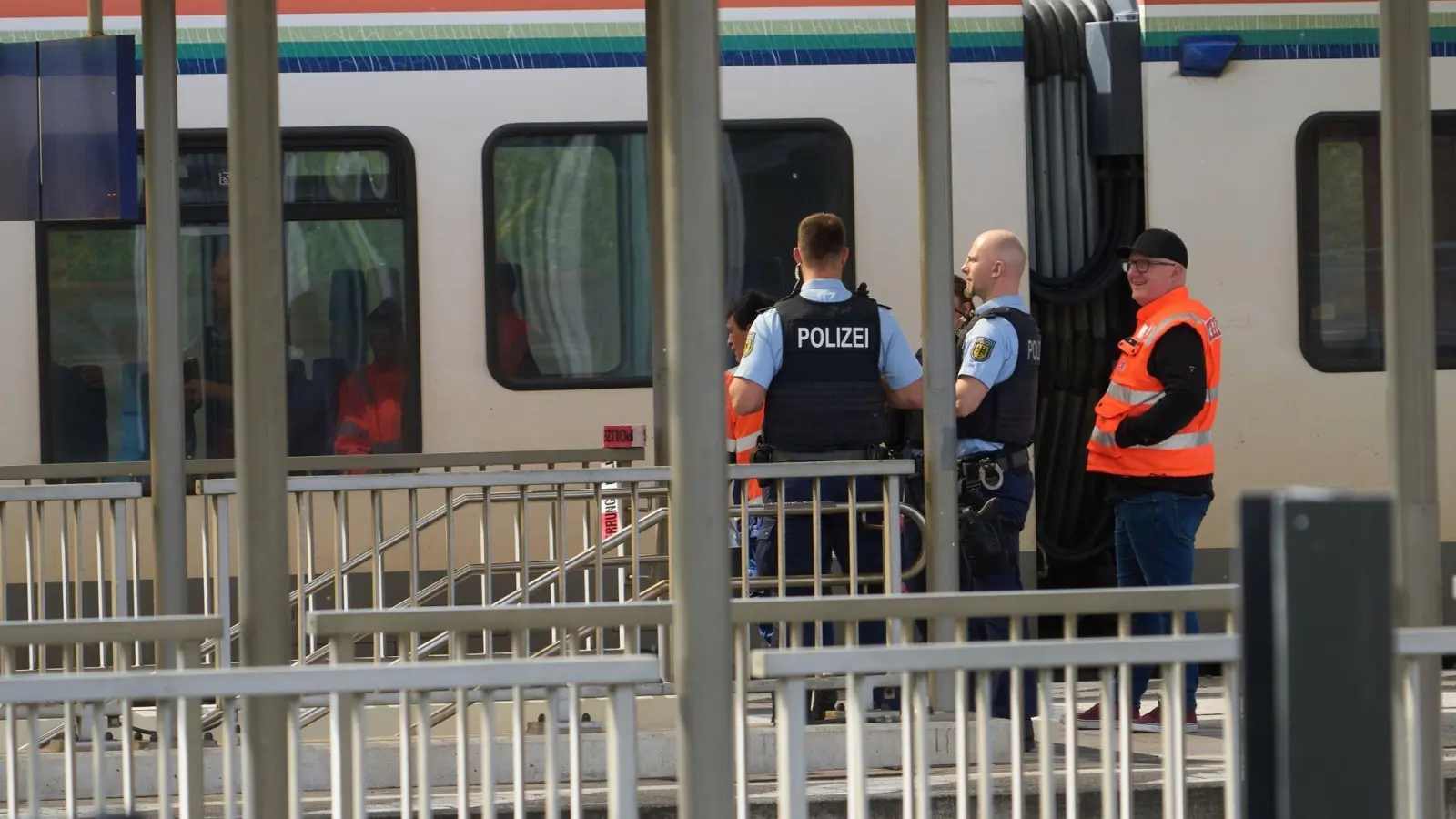 Bahnbedienstete und Polizeibeamte am  Bahnhof in Niederlahnstein. In der Regionalbahn hat es einen Messerangriff auf einen Fahrgast gegeben. (Foto: Thomas Frey/dpa)