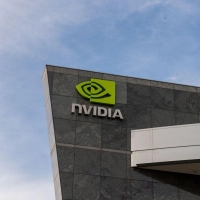 Nvidia profitiert vom KI-Boom, weil Chipsysteme des Konzerns die Hauptrolle in Rechenzentren für Künstliche Intelligenz spielen. (Archivbild) (Foto: Andrej Sokolow/dpa)