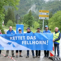 Der Landesbund für Vogel- und Naturschutz (LBV) spricht sich gegen den Neubau eines Sessellifts am Fellhorn im Allgäu aus. Aktivisten protestierten in Oberstdorf mit einem Banner gegen die Maßnahme. (Foto: -/LBV/dpa)