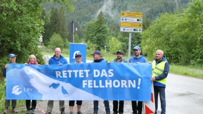 Der Landesbund für Vogel- und Naturschutz (LBV) spricht sich gegen den Neubau eines Sessellifts am Fellhorn im Allgäu aus. Aktivisten protestierten in Oberstdorf mit einem Banner gegen die Maßnahme. (Foto: -/LBV/dpa)