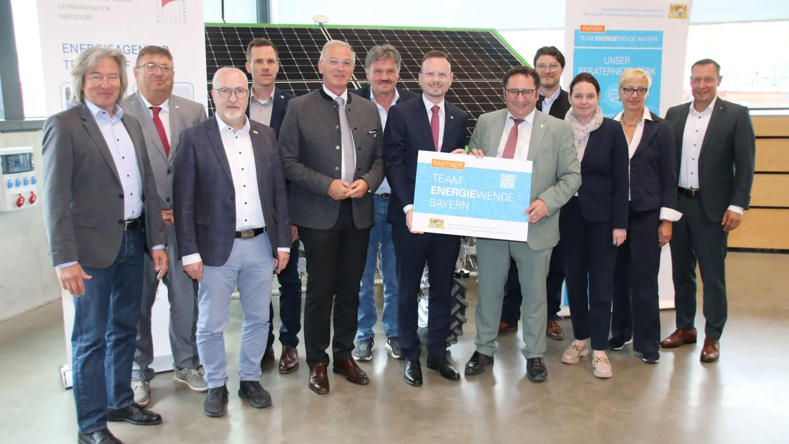 Erich Maurer von den Bayerischen Energieagenturen, Bezirksrat Hans Popp, Landtagsabgeordneter Helmut Schnotz, Leiter der LLA Markus Heinz, Landtagsabgeordneter Wolfgang Hauber, Abteilungsleiter Norbert Bleisteiner, Bezirkstagspräsident Peter Daniel Forster, Staatssekretär Tobias Gotthardt, Umweltreferatsleiter Daniel Goltz, Regierungspräsidentin Dr. Kerstin Engelhardt-Blum, Bezirksverwaltungsdirektorin Manuela Eppe-Sturm und Bezirksrat Armin Kroder freuen sich über das Beratungsangebot der Energieagentur Triesdorf. (Foto: Stefan Neidl)