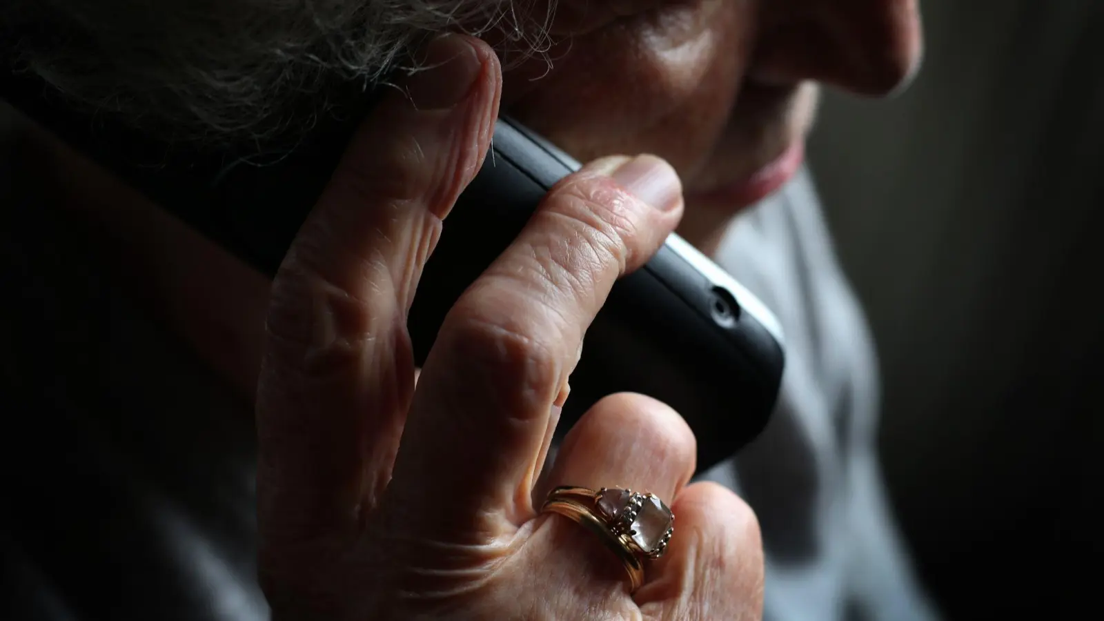 Eine ältere Frau telefoniert mit einem schnurlosen Festnetztelefon. (Foto: Karl-Josef Hildenbrand/dpa/Symbolbild)