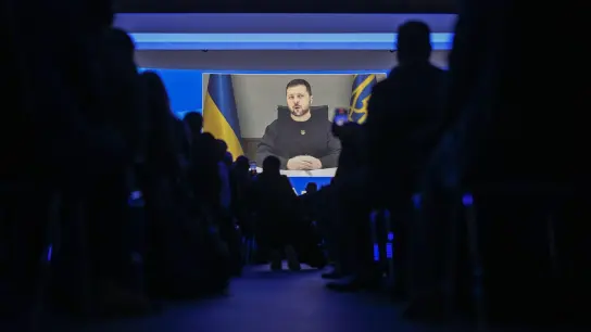 Wolodymyr Selenskyj hält beim Weltwirtschaftsforum in Davos per Video eine Rede. (Foto: Gian Ehrenzeller/KEYSTONE/dpa)