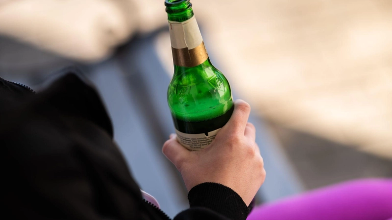 Das sogenannte begleitete Trinken für 14- und 15-Jährige soll es künftig nicht mehr geben. (Symbolbild) (Foto: Silas Stein/dpa)