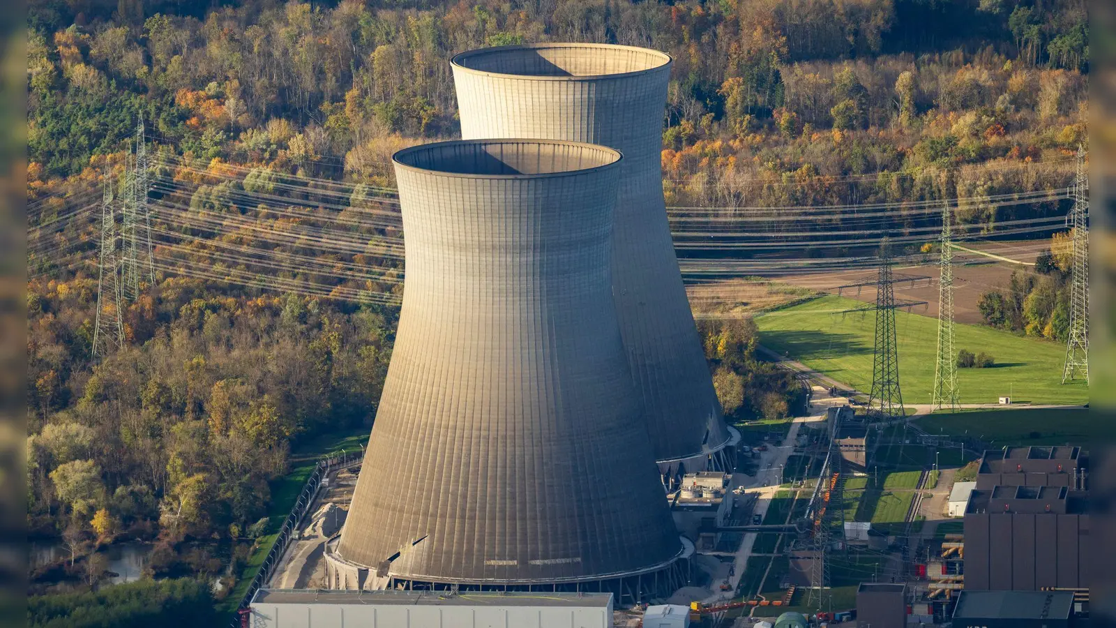 Die beiden Kühltürme des früheren Kernkraftwerks Gundremmingen sollen am Samstag genau um 12.00 Uhr gesprengt werden. (Archivbild) (Foto: Peter Kneffel/dpa)