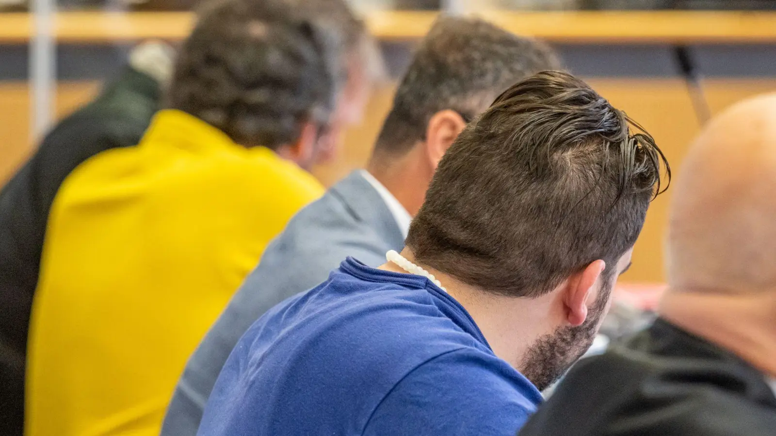 Die zwei Angeklagten (im gelben und im blauen T-Shirt) sitzen im Verhandlungssaal des Landgerichts. (Foto: Armin Weigel/dpa/Archivbild)