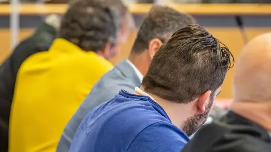 Die zwei Angeklagten (im gelben und im blauen T-Shirt) sitzen im Verhandlungssaal des Landgerichts. (Foto: Armin Weigel/dpa/Archivbild)