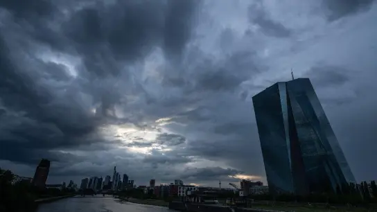 Dunkle Regenwolken ziehen über die Bankenskyline von Frankfurt am Main und die EZB hinweg. (Foto: Boris Roessler/dpa)