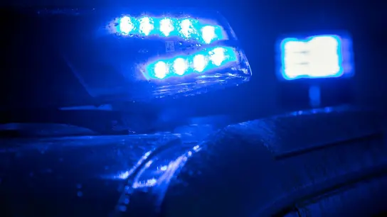 Blaulicht auf einem Polizeifahrzeug. (Foto: Jens Büttner/ZB/dpa/Symbolbild)