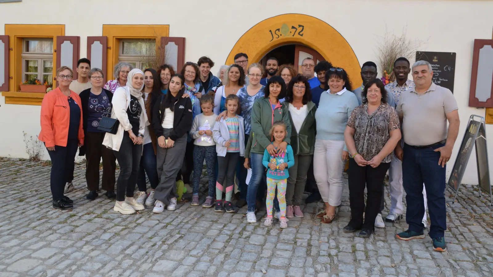 Ein starkes Team: Helferinnen und Helfer der Unterstützerkreise und Geflüchtete tauschten sich jüngst im Bad Windsheimer Freilandmuseum aus. (Foto: Johannes Zimmermann)