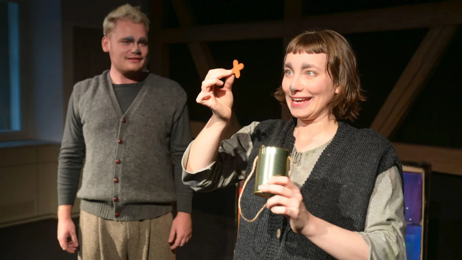 Friederick sammelt gerade Buchstaben für seine Geschichten – eine Szene mit Luise Pahlke und Yannik Dirksen aus „Frederick”. (Foto: Richard Schönherr)