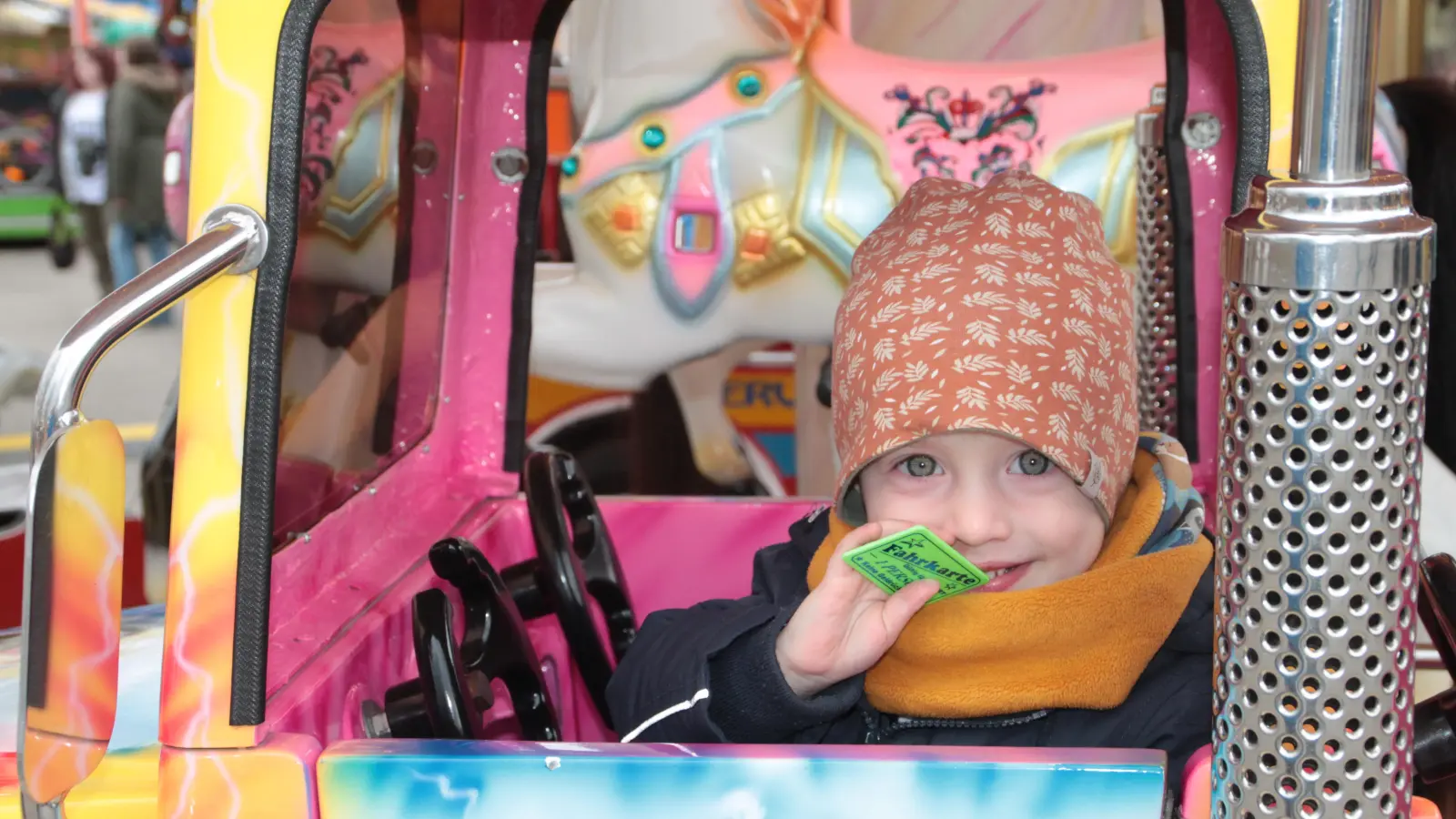 Dieser Blick verrät alles. Die Fahrgeschäfte am Bad Windsheimer Frühlingsfest machen den ganz kleinen Menschen ebenso viel Spaß wie... (Foto: Hans-Bernd Glanz)