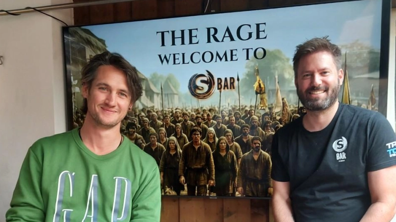 Denis Stierhof (links) und Tobias Weinmann bewirteten die Filmcrew von The Uprising in der Bad Windsheimer S-Bar. (Foto: Katrin Merklein)