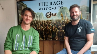 Denis Stierhof (links) und Tobias Weinmann bewirteten die Filmcrew von The Uprising in der Bad Windsheimer S-Bar. (Foto: Katrin Merklein)