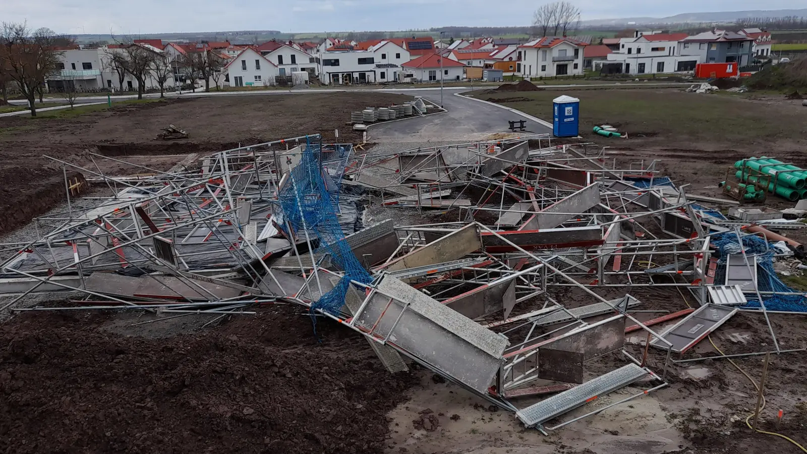 In Burgbernheim stürzte im Zuge heftiger Böen ein Baugerüst zusammen. (Foto: Stefan Schuster)