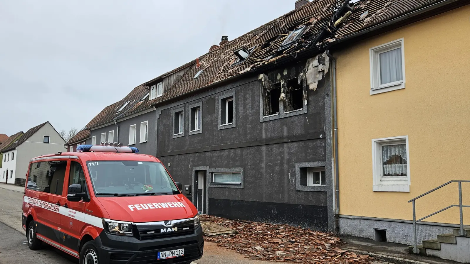 Die Brandruine am Tag danach: Schwer in Mitleidenschaft gezogen haben die Flammen das Wohnhaus an der Bahnhofstraße. (Foto: Wolfgang Grebenhof)