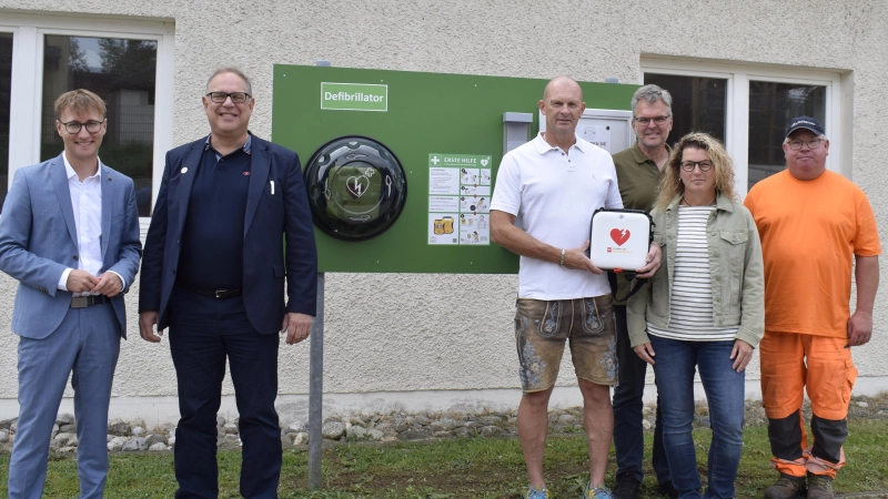 Landrat Marco Meier, Bürgermeister Michael Dörr, Sebastian Klostermeier, Thomas Hubinger, Michaela Botz vom Förderverein und Harald Zeller vom Bauhof (von links) freuten sich, dass ein weiterer Defibrillator-Standort am alten Kindergarten aufgestellt werden konnte. (Foto: Christina Özbek)
